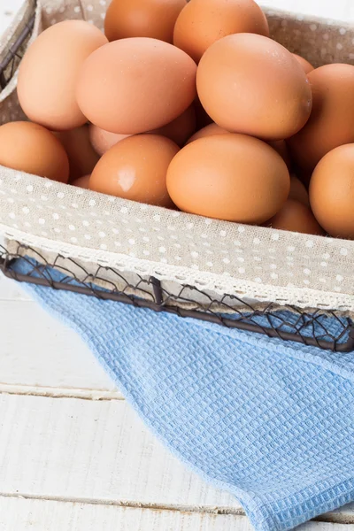 Eieren in emmer op houten achtergrond — Stockfoto