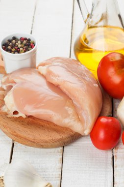 ahşap masa üzerinde taze tavuk