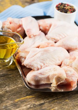 ahşap masa üzerinde taze tavuk