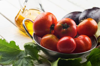 Tahta masada taze sebzeler.