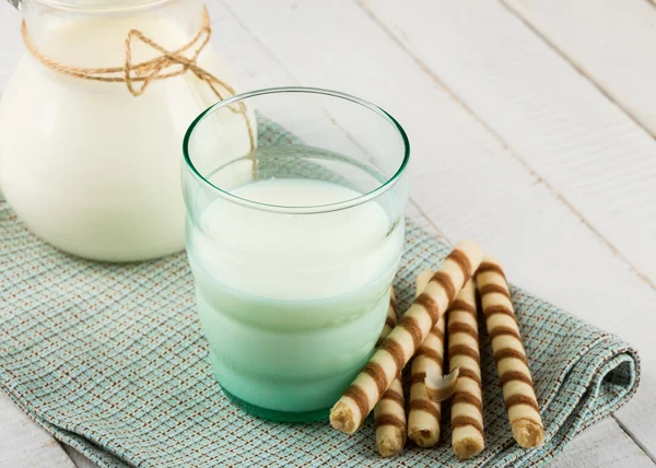 Milch im Glas — Stockfoto