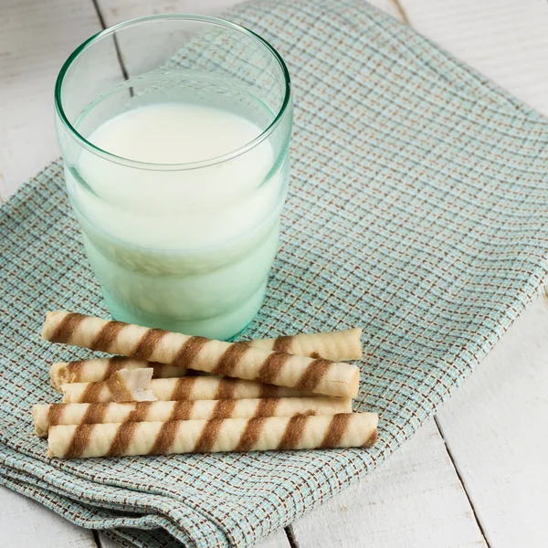 Latte con biscotti — Foto Stock