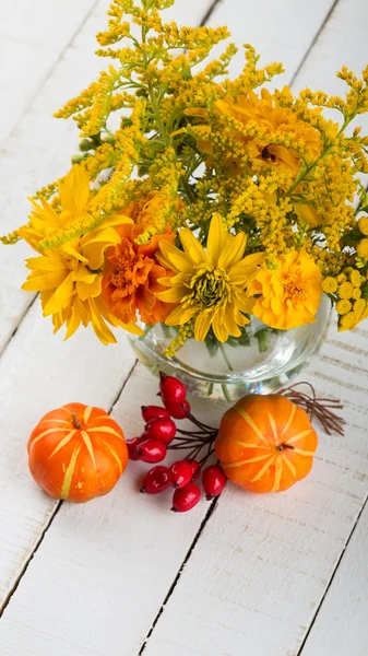 Flores de otoño en la mesa —  Fotos de Stock