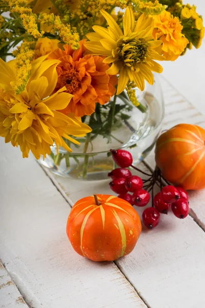 Осенние цветы на столе — стоковое фото