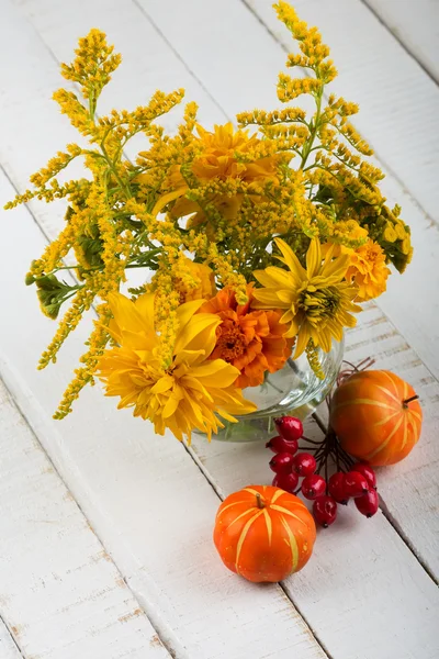 Flores de outono na mesa — Fotografia de Stock