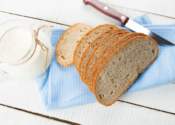 Pâine feliată cu lapte și pâine — Fotografie, imagine de stoc