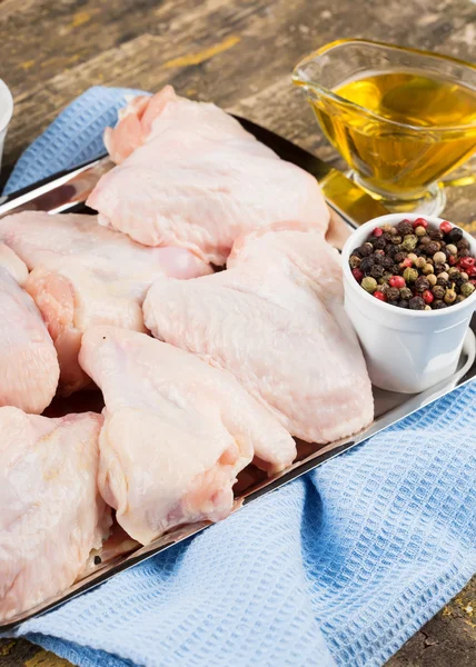 Frango fresco na mesa de madeira — Fotografia de Stock