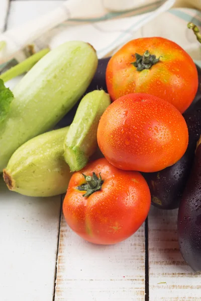 Verduras frescas en mesa de madera — Foto de Stock