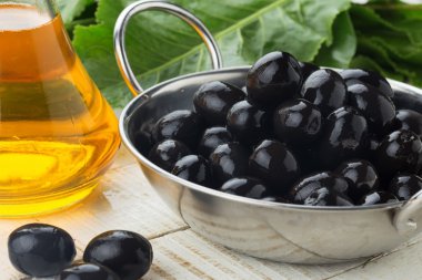 kabın içinde Siyah Zeytin