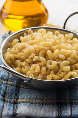 pişmemiş makarna