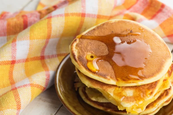 Pfannkuchen auf Teller — Stockfoto