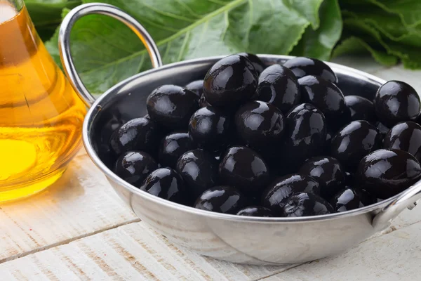 Черная оливка в миске — стоковое фото