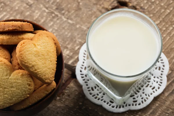 Melk en koekjes — Stockfoto