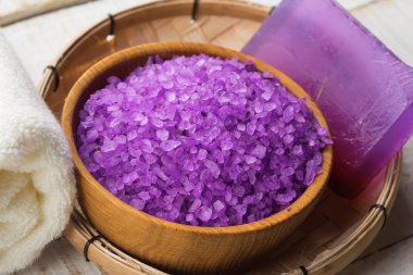 ahşap zemin üzerinde kase deniz tuzu