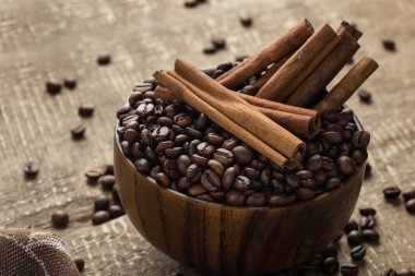 Kahve çekirdekleri ve tarçın.