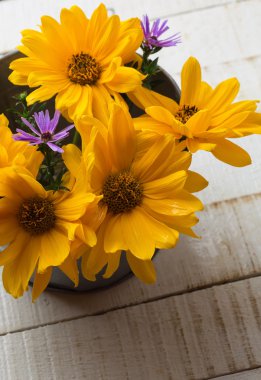 kase sarı taze çiçekler