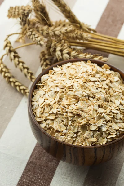 Copos de avena en tazón —  Fotos de Stock