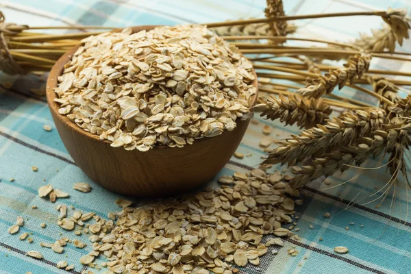 Copos de avena en tazón —  Fotos de Stock