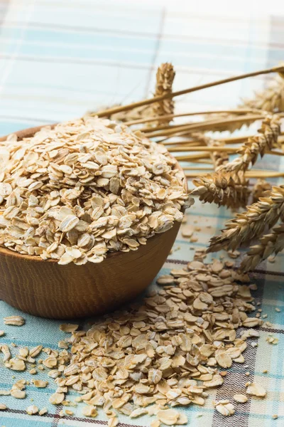 Copos de avena en tazón —  Fotos de Stock