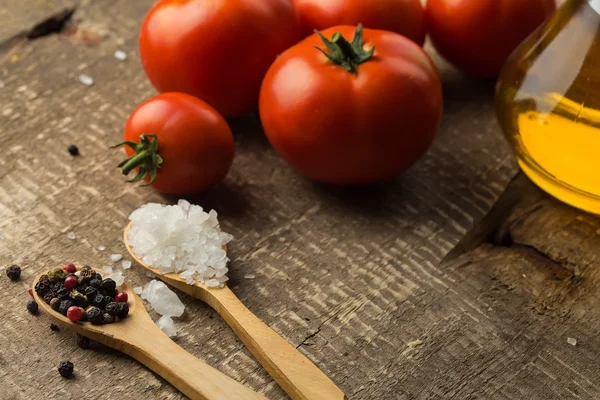 Pepper, salt, tomatoes, oil. — Stock Photo, Image