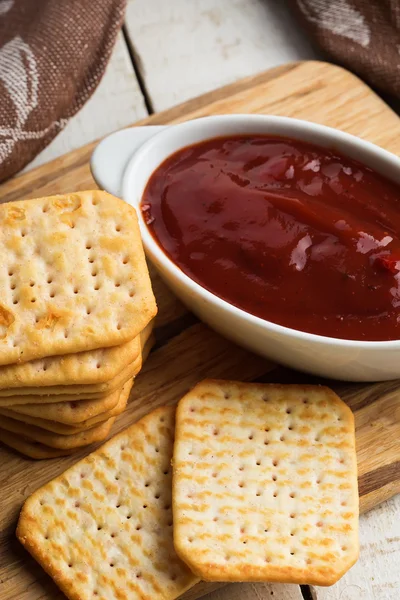 Crackers amd sauce — Stock Photo, Image