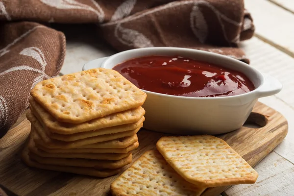 Crackers amd saus — Stockfoto
