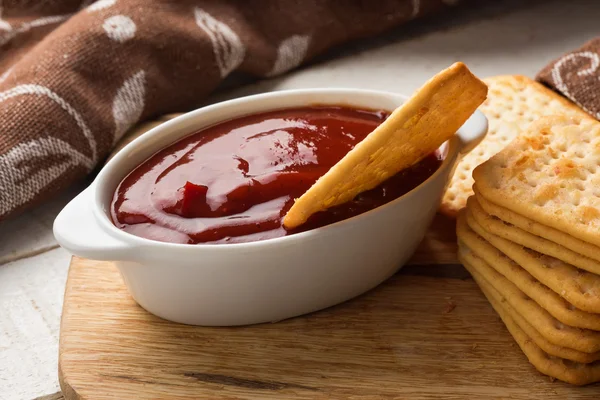 Crackers amd saus — Stockfoto