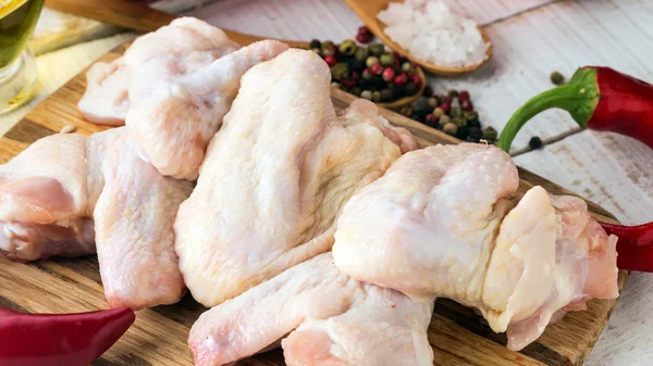 Frango fresco na mesa de madeira — Fotografia de Stock