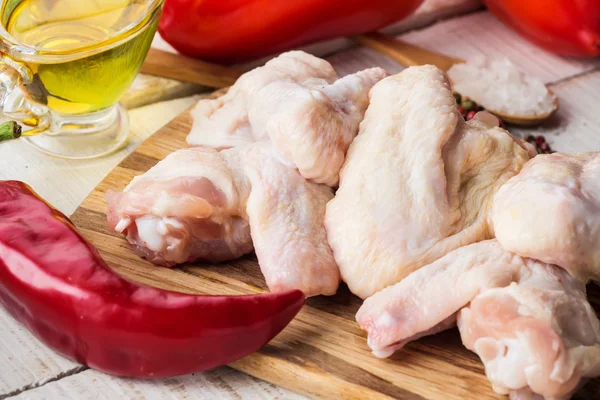 Frango fresco na mesa de madeira — Fotografia de Stock