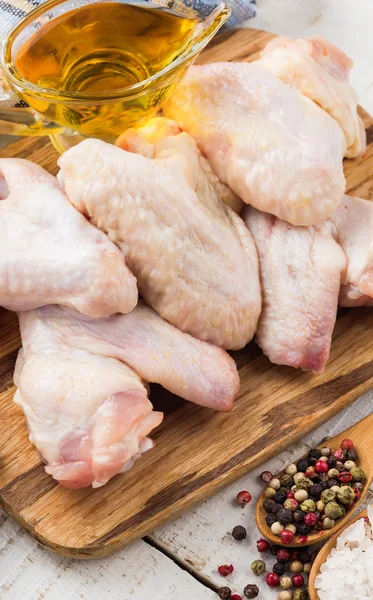 Świeży kurczak na drewnianym stole — Zdjęcie stockowe