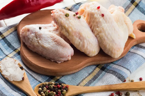 Frango fresco na mesa de madeira — Fotografia de Stock