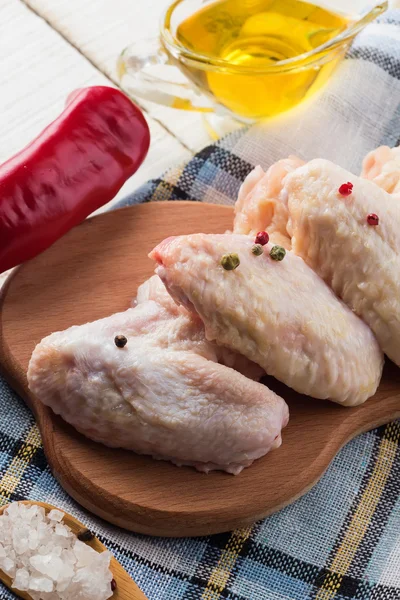 Frango fresco na mesa de madeira — Fotografia de Stock