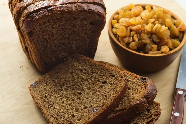 Pasas y tazón y pan —  Fotos de Stock