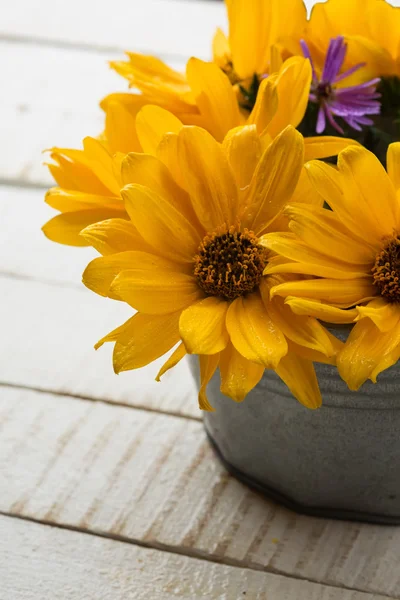 Flores frescas amarelas em tigela — Fotografia de Stock