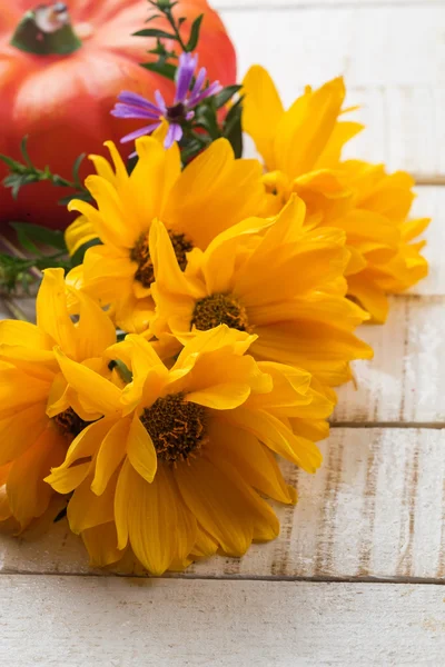 Flores frescas amarelas em tigela — Fotografia de Stock