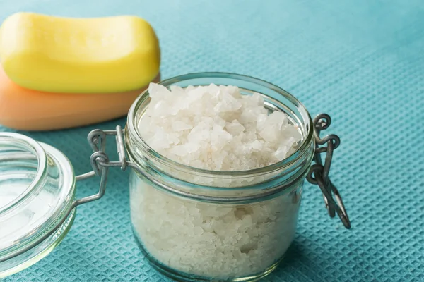 Морская соль в банке и мыло — стоковое фото