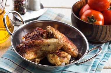 Kızarmış tavuk kanadı.