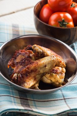 Kızarmış tavuk kanadı.