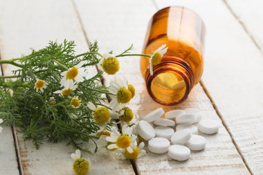 otlar ve ilaç şişesiyle. kavram homeopati.