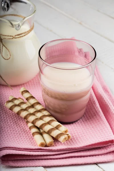 Melk en koekjes — Stockfoto