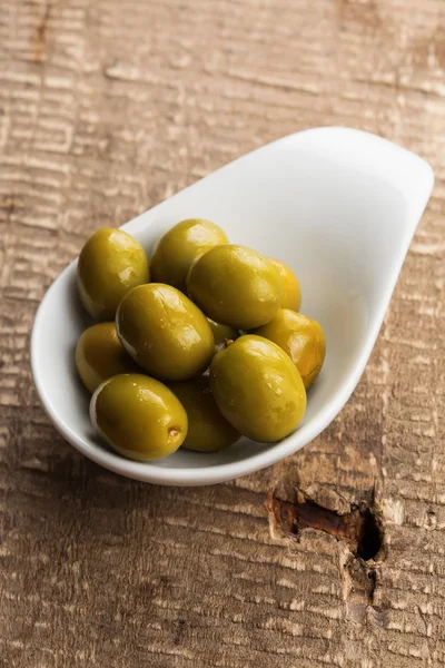 Grön oliv i skål — Stockfoto