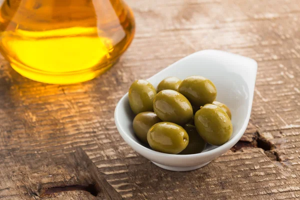 Зеленая оливка в миске — стоковое фото