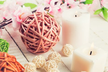 ahşap zemin üzerine mumlar