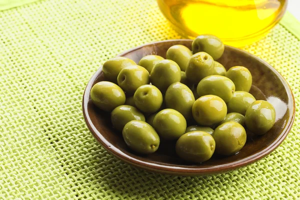 Зеленая оливка в миске — стоковое фото