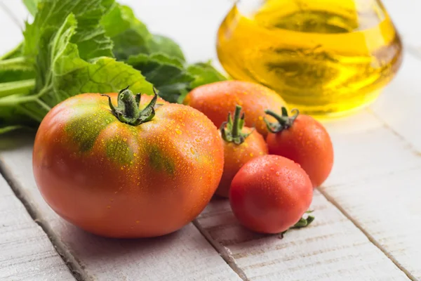 Verdure fresche sul tavolo di legno — Foto Stock