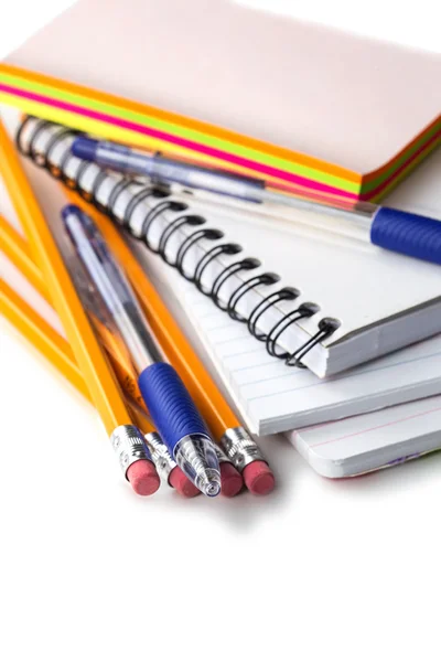 Kalem, kalem, notlar, çok renkli çıkartmalar üzerinde beyaz izole — Stok fotoğraf