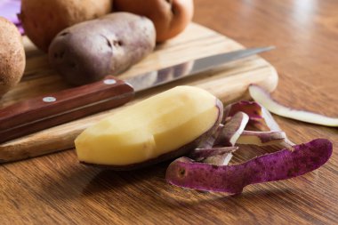 ahşap masa üzerinde taze patates