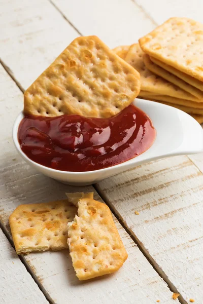 Crackers amd sauce — Stock Photo, Image
