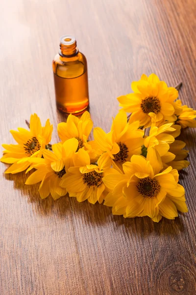 Flowers and essential aroma oil — Stock Photo, Image