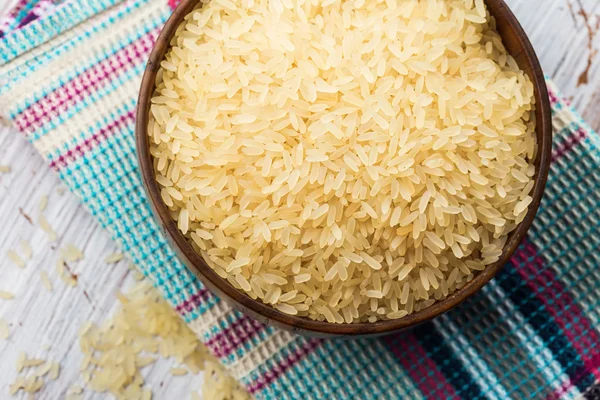 Arroz en cuenco de madera — Foto de Stock